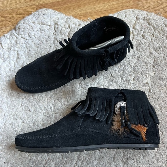 Minnetonka Women's Concho/Feather Side Zip Black Leather Moccasin Booties Sz 9.5 - Picture 12 of 12